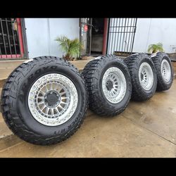 17" LOCK MOJAVE rims w/ 33" Ridgecrawler RT tires