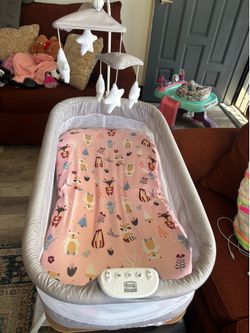 Baby bassinet with baby pillow lounge