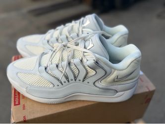 Men’s NIKE KD 18 size (11) fits like a (10.5)