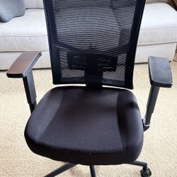 Mesh office chair with back support 