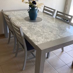 Mármol Dining Table