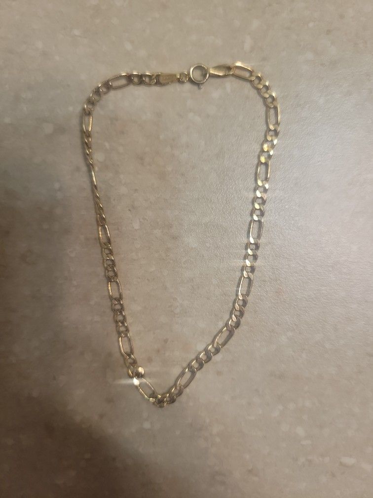 10 K Gold Bracelet. Weight Is 1.2 Grams