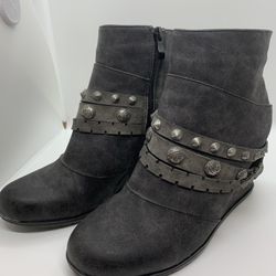 Size 8 Womens Comfy Gray Wedge Bootie 