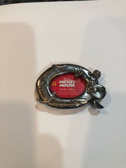 Disney Donald Duck Magnet Picture Frame.  Size 2 inches wide and 1 1/2 inches long.  Nice weight.  Brand new perfect condition no cracks or chips.