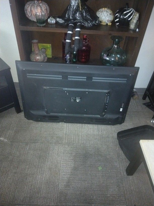 Flat Screen TV N Wall Mount