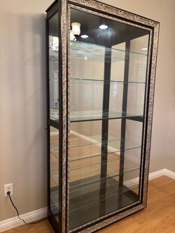 Elegant Lighted Glass Display Cabinet / China Hutch