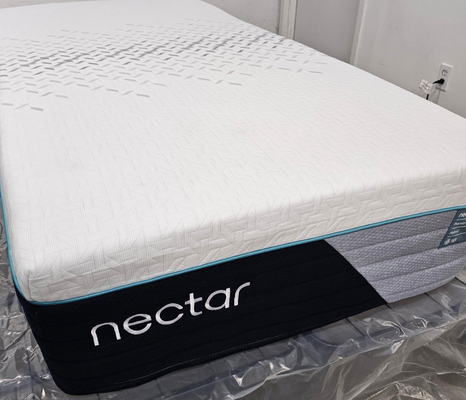 LIKE NEW! Nectar Premier Hybrid Twin XL Mattress - Delivery Available
