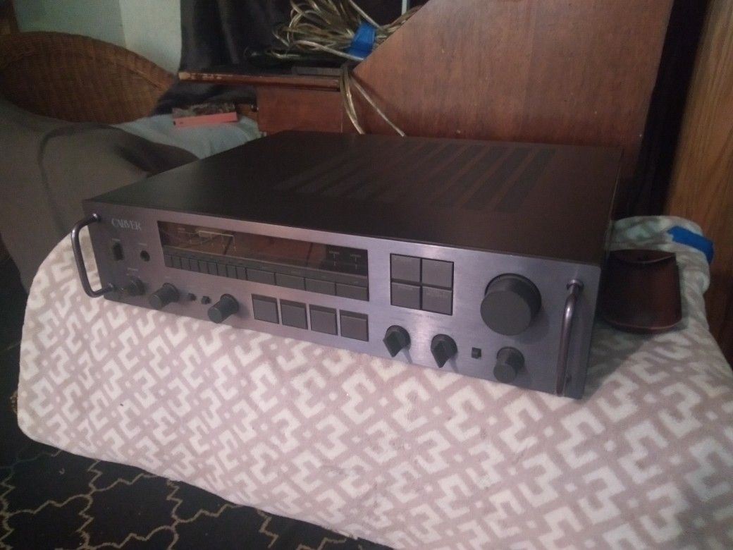 CARVER 900 Magnetic-Field Stereo Amp.