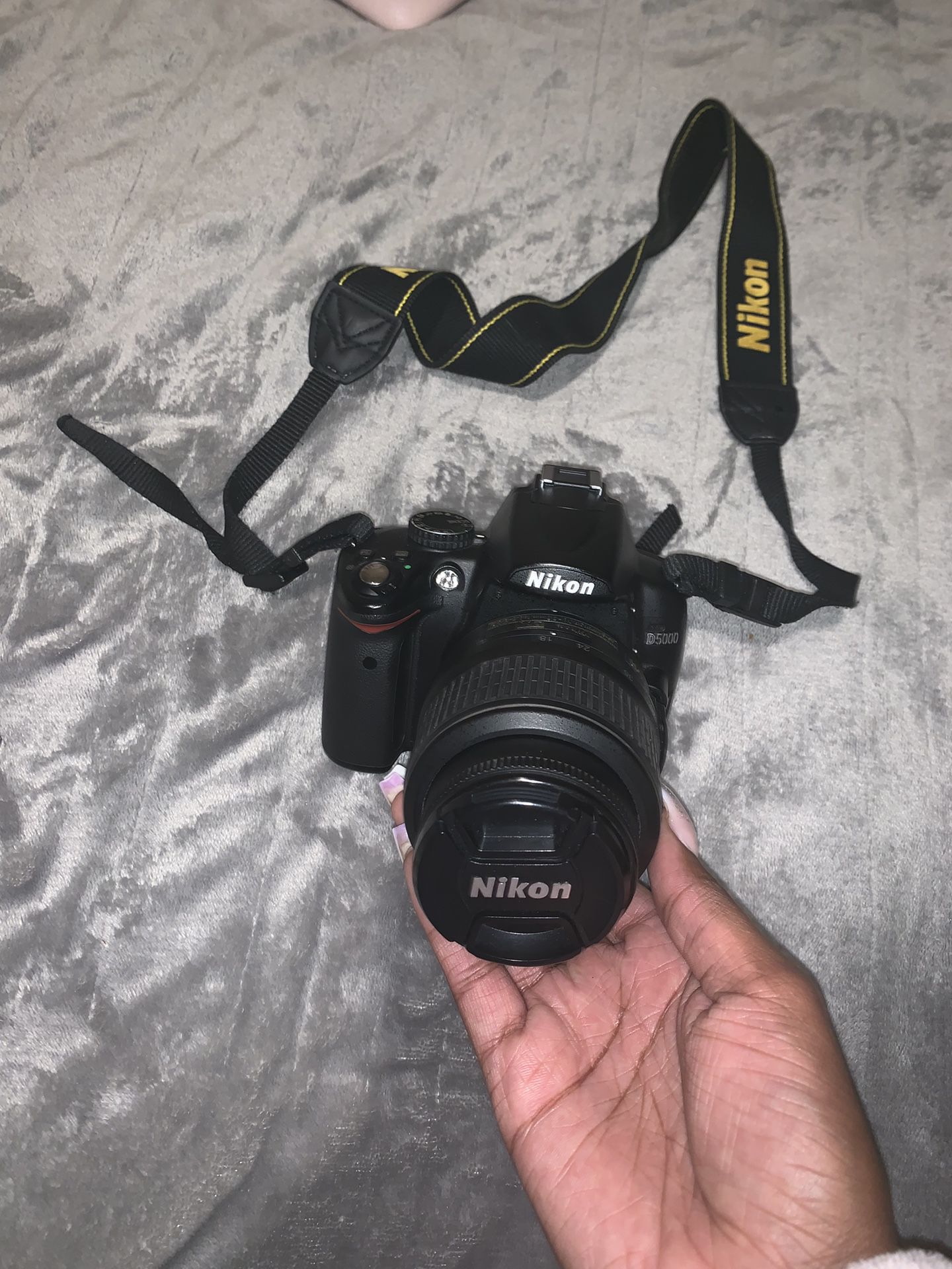 Nikon D5000 camera w lense, battery charger, case, and sd card