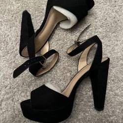 Dream Pairs 4” Black Velvet Heels - WORN ONCE - Size 8 Fits Like 7.5