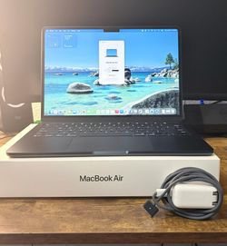 M4 MacBook Air 16GB, 256GB 13.6” - Mint Condition
