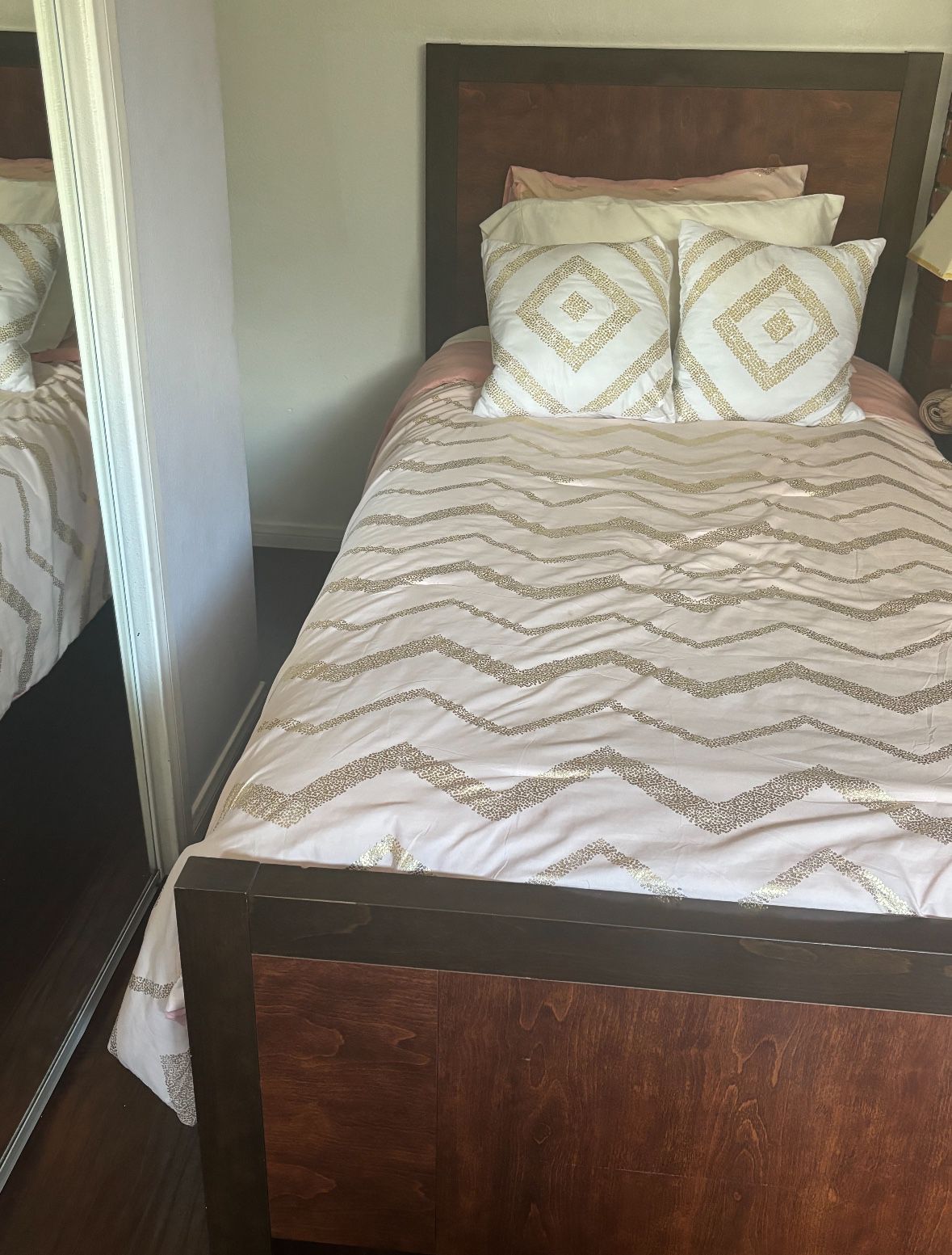 Twin bed 