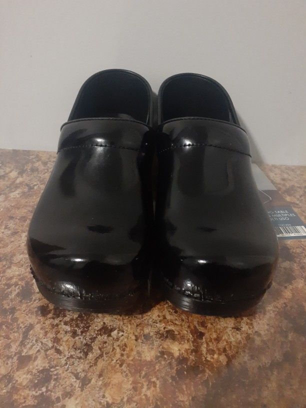 Dansko nursing deals clogs clearance
