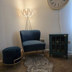 Accent Chair, Lamp, Ottoman, End Table, Rug.