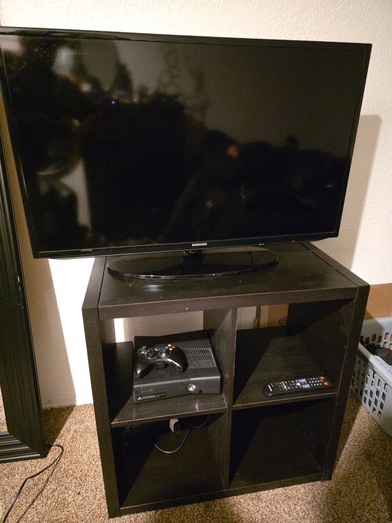 “40” Samsung TV + Xbox 360 + Controller + Stand – $80 pickup