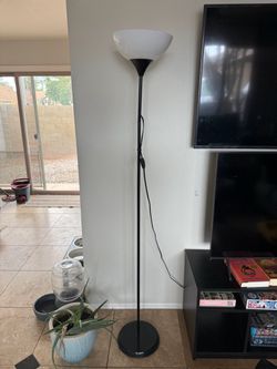 Standing lamp including lightbulb