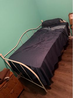 Day bed / girl bed w mattes