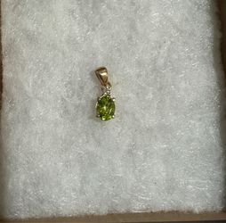 14K gold peridot with 0.9 carat gold pendant