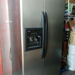 Can more side-by-side refrigerator in great condition $300
