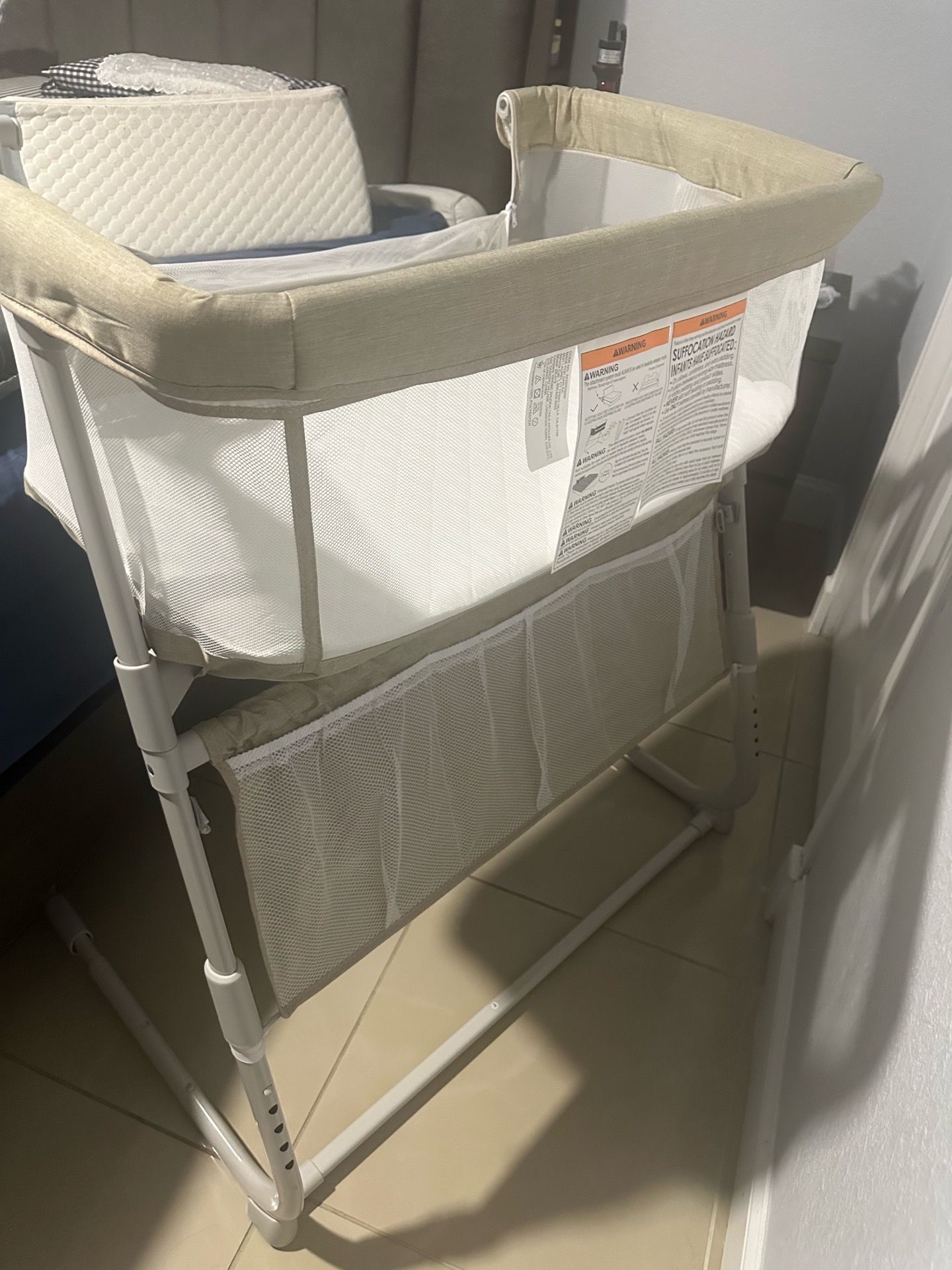 Bassinet Bedside Sleeper,Baby Bassinet Slides Over Bed,5-Position Height Adjustment & Breathable All-Mesh Wall Bedside Bassinet for Baby,Space-Saving