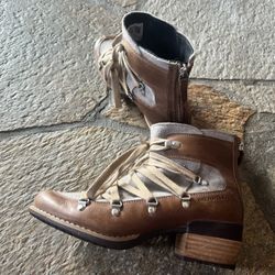 Women’s Brown Merrell Lace Up Boots size 8