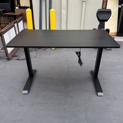 Insignia NS-SDSK-MH Adjustable Standing Desk w/ Electric Control Black Very Good Condition 