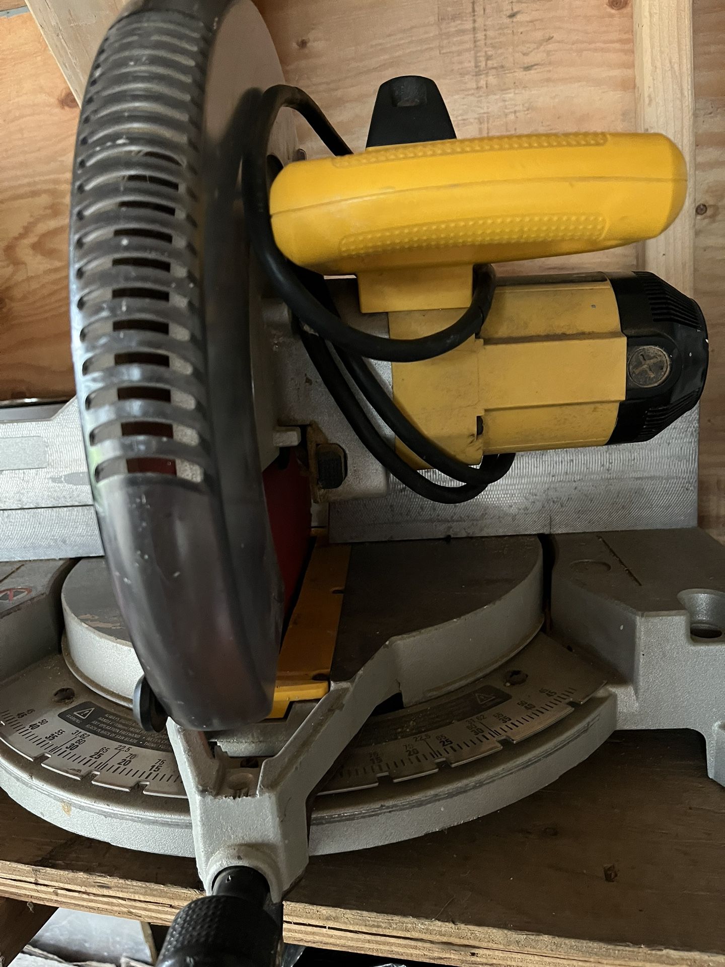 DeWalt 12-inch 15-Amp Single Bevel Compound Corded Miter Saw