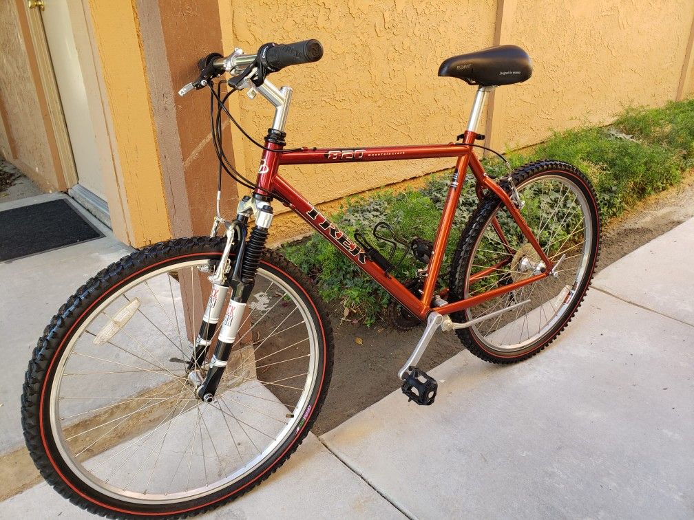TREK MOUNTAIN BIKE LIKE NEW SIZE L