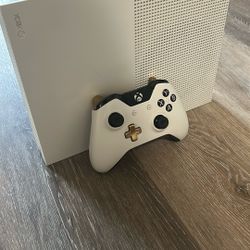 XBOX ONE S- Runs Great Will Come With Cables