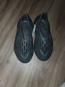 YZY Foam Rnr Size 10 Men Blk