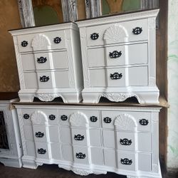 Magnificent 3pcs Bedroom Furniture Set