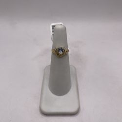 14kt Gold Engagement Style Ring w/ Elegant Design 