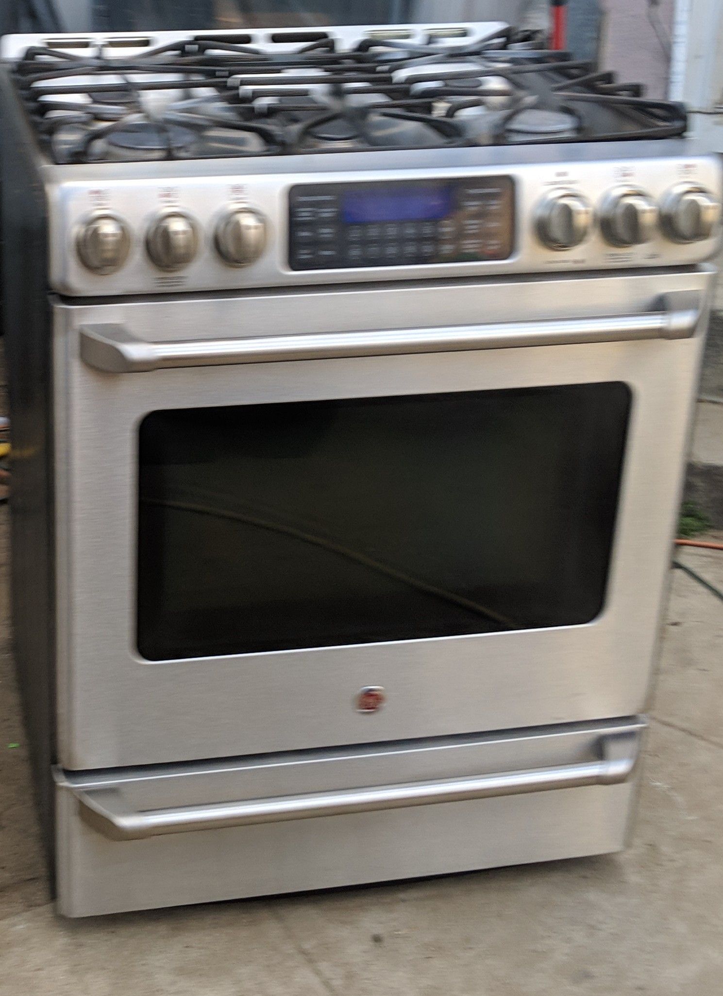 GE Cafe Series 30" Free-Standing Stainless steel Gas Range with Baking Drawer CGS980SEMSS
