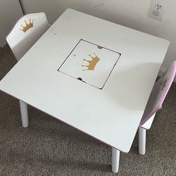 Children's table with chairs and a crown drawing