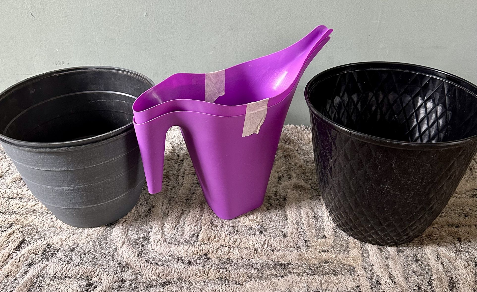 Bundle of Plastic Flower Pots & Planters – Assorted Sizes