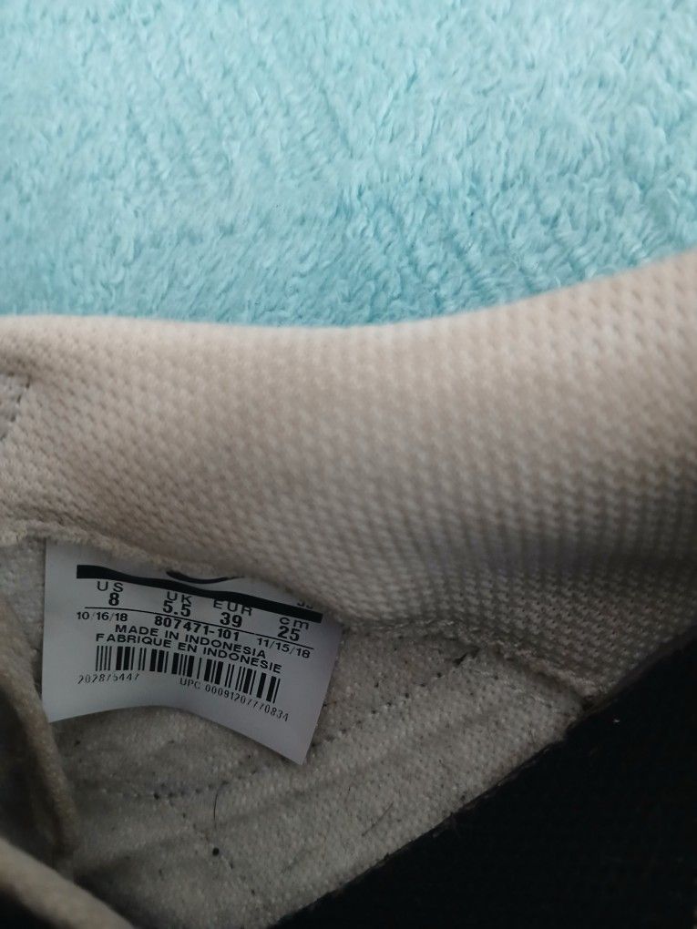 Size 8 Woman's Nike $15 Obo