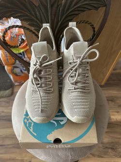 Ladies Sneakers Size 8