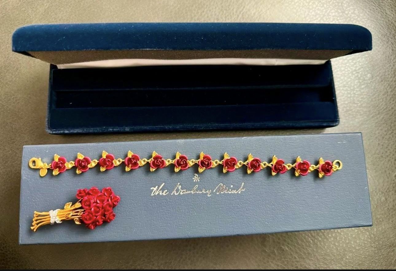 Vintage Danbury Mint Red Roses 7.5" Bracelet and Brooch Set In Box In excellent condition