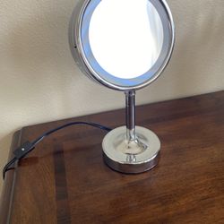 LIGHTED MAKEUP MIRROR (One Side Is Magnified)