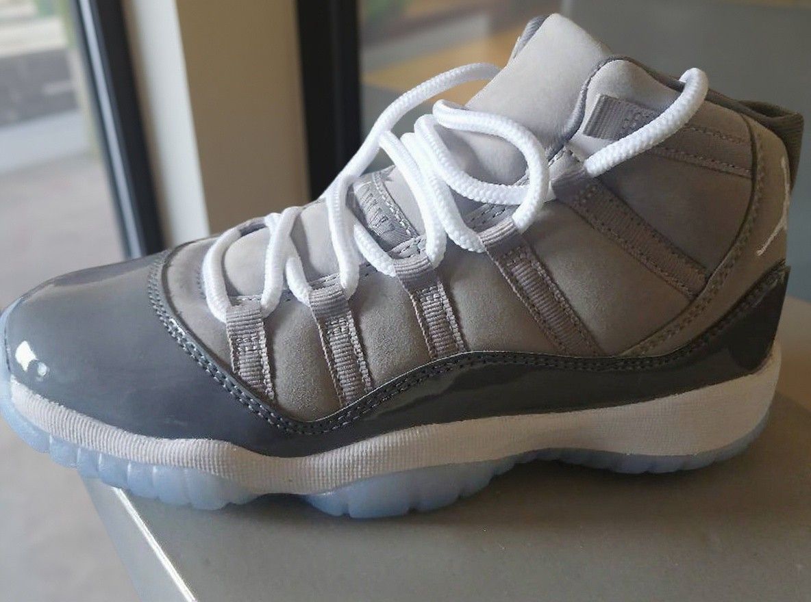 Jordans White .gray . Ice Blue