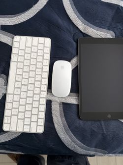 iPad 9th gen excellent condition with apple wireless keyboard and mouse