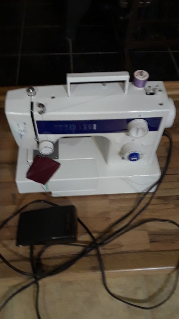 White model 1409 sewing machine like new excellent condition easy to