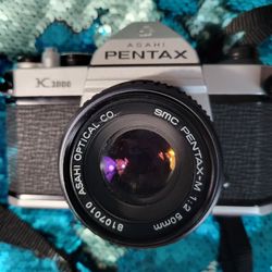 Asahi Pentax K1000 35mm SLR film camera with lens.