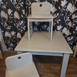 Table with 4 chairs