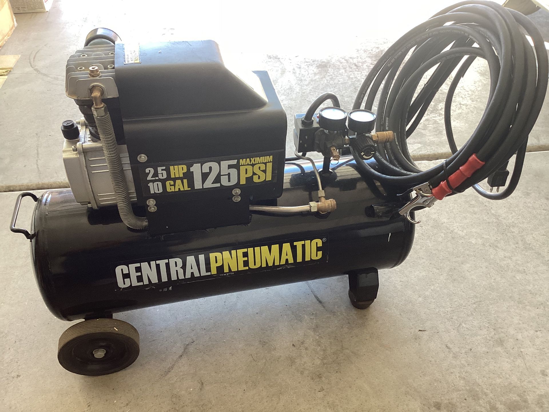 AIR COMPRESSOR 2.5 hp 125 PSI 10 Gal - HOSE Included - $95 Firm
