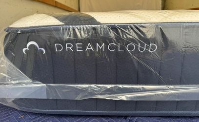 DreamCloud Hybrid King Mattress - LIKE NEW! Delivery Available