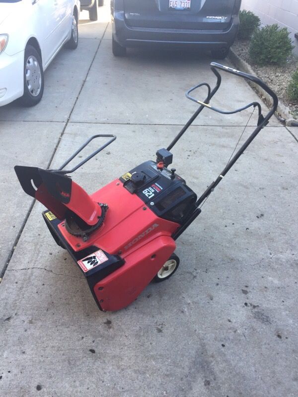 Honda snow blower HS621 with electric start