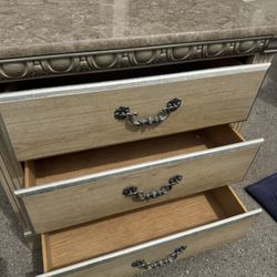 3 drawers dresser Ashley good 34.5”Wx16.5”Dx34”T/ cajonera pequeña buena marca/ Local Delivery Available 