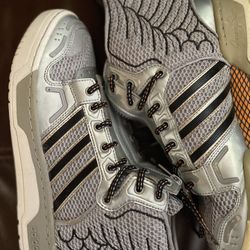 Adidas Jeremy Scott’s 9.5
