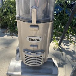 Shark Navigator Strong Suction Fuerte aspiradora. Hardly Used. I deliver Yo Envio $